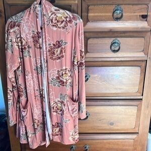 E. Luna Women’s 1X Salmon Colored Floral Cardigan NWOT